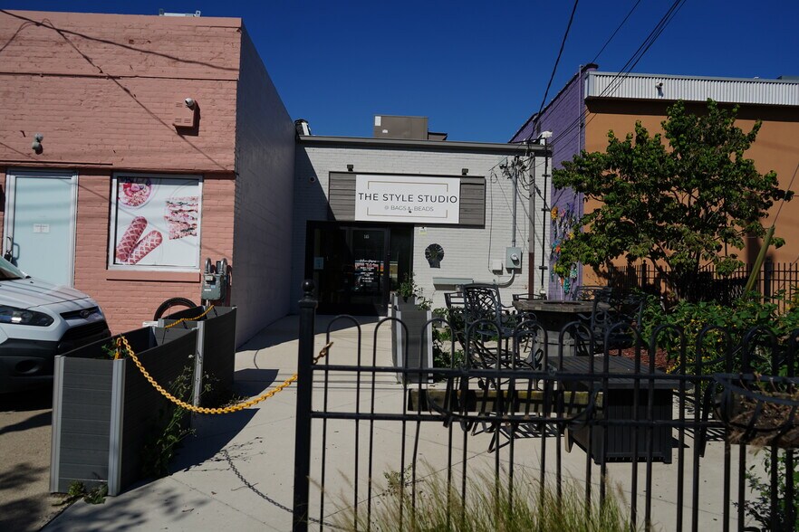 145 W 9 Mile Rd, Ferndale, MI à vendre - Photo de l’immeuble – Image 2 sur 6