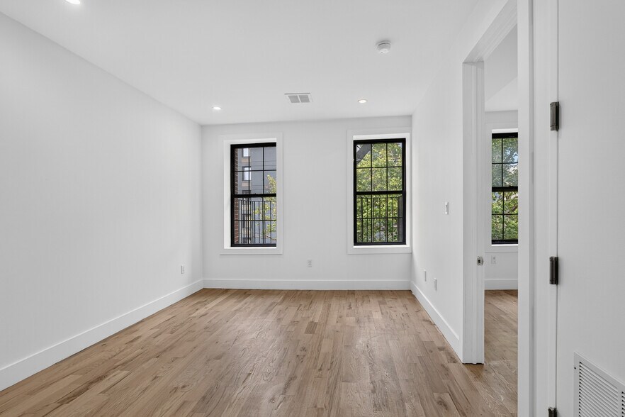 22 Patchen Ave, Brooklyn, NY à vendre - Photo de l’immeuble – Image 2 sur 13