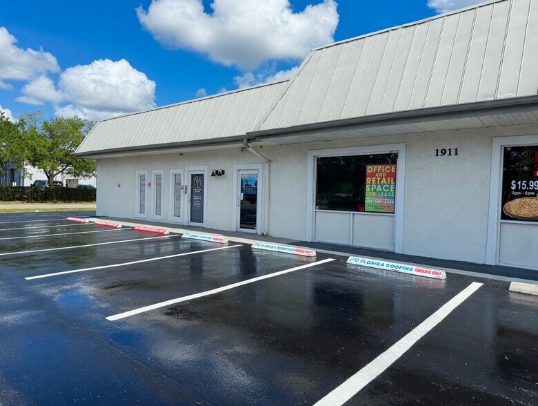 5701 Houchin St, Naples, FL à louer - Photo de l’immeuble – Image 2 sur 21