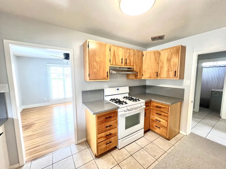 714 E Chapman Ave, Fullerton, CA à vendre - Photo de l’immeuble – Image 2 sur 17