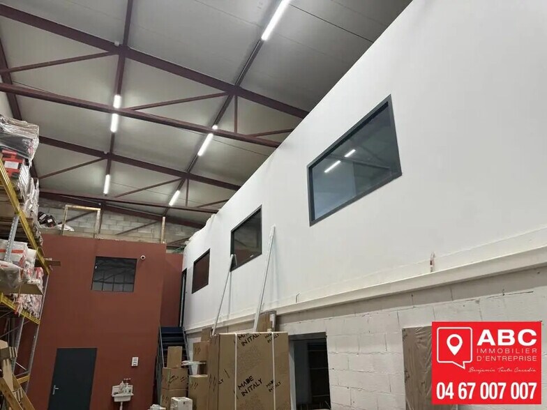 Local d'activités dans à vendre - Photo de l’immeuble – Image 2 sur 6