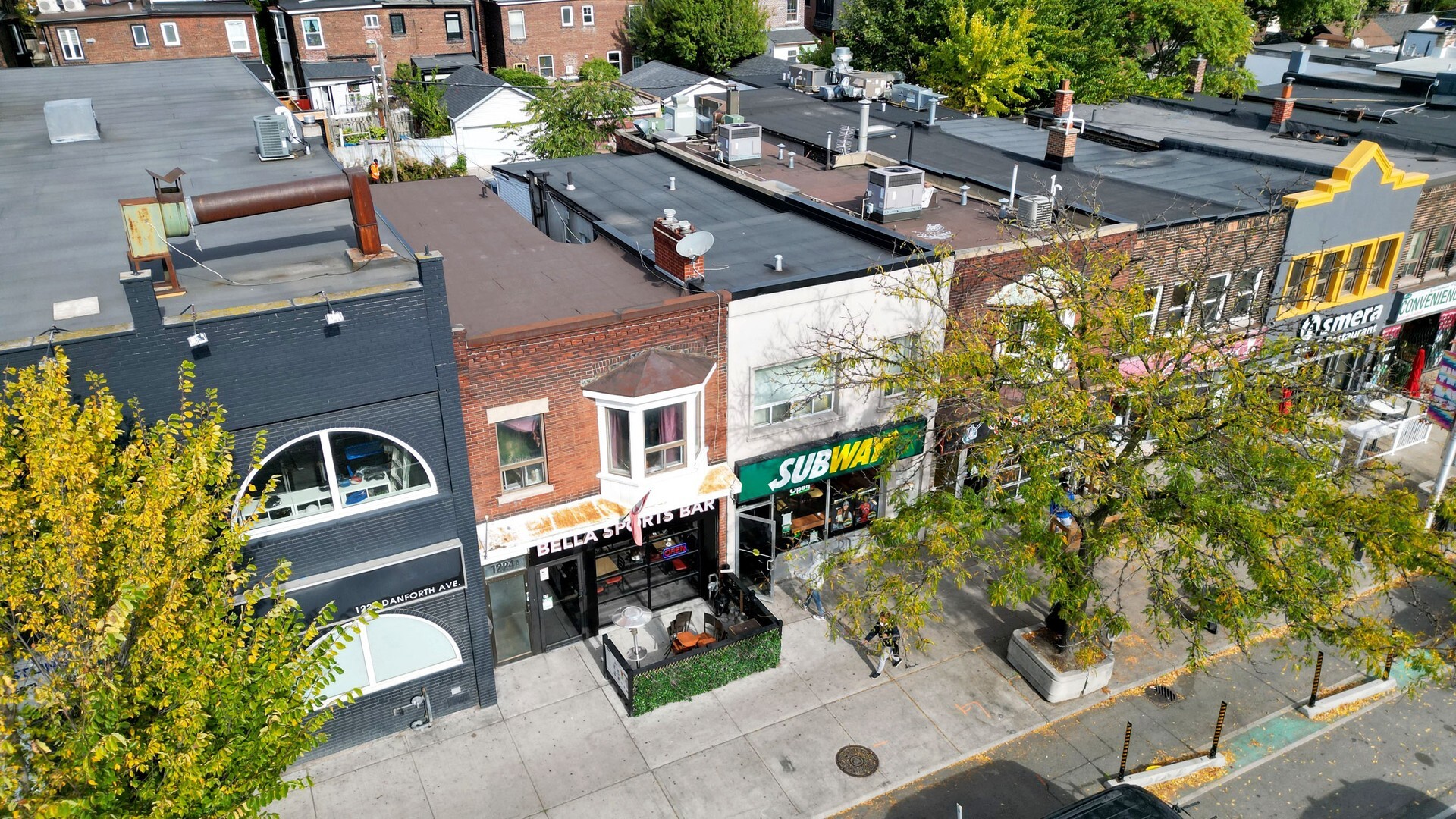 1226 Danforth Ave, Toronto, ON à vendre Photo principale– Image 1 sur 23