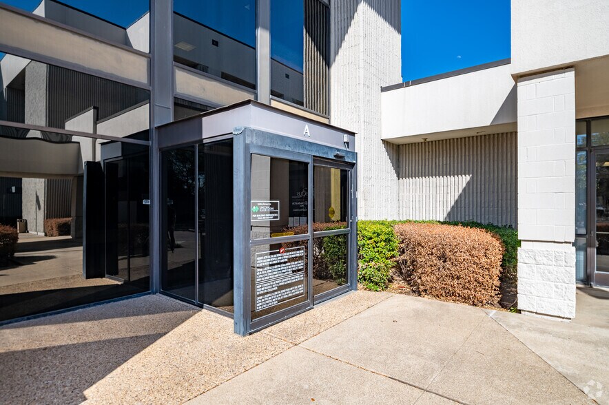3801 W 15th St, Plano, TX à louer - Photo de l’immeuble – Image 3 sur 9
