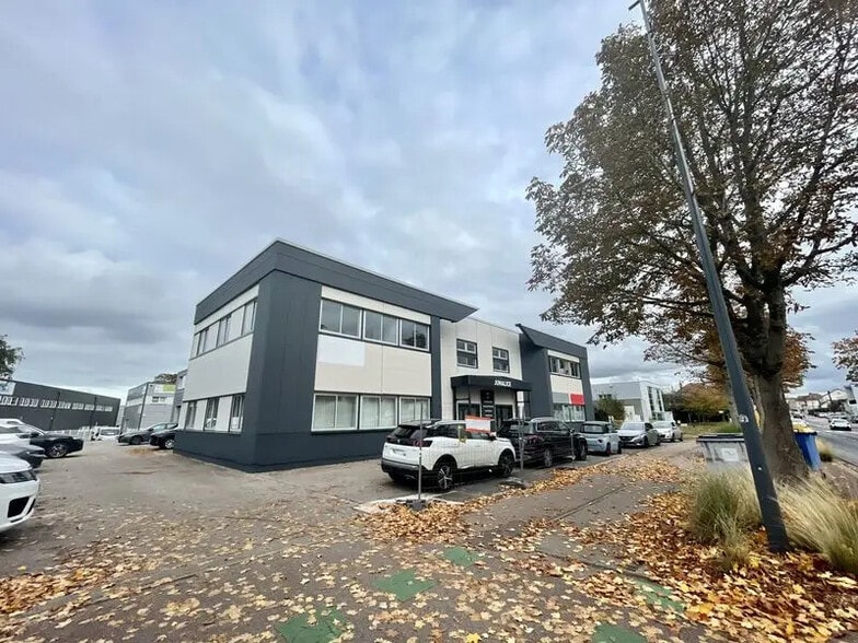 Bureau dans Le Petit-Quevilly à louer - Photo de l’immeuble – Image 1 sur 16