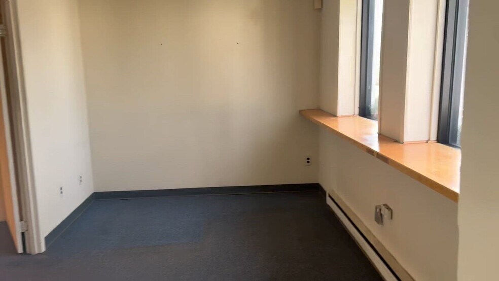 261 Suburban Ave, Deer Park, NY à louer - Vidéo sur l’annonce professionnelle – Image 2 sur 14