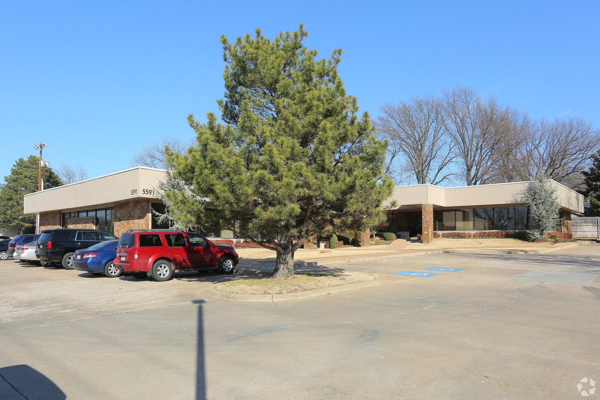5591 S Lewis Ave, Tulsa, OK à louer Photo principale– Image 1 sur 5