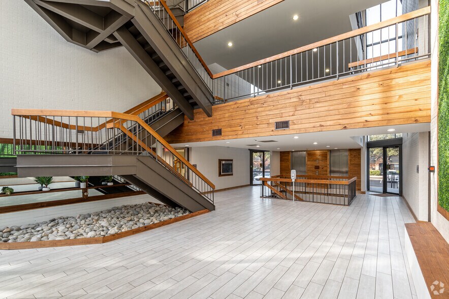 13747 Montfort Dr, Dallas, TX à louer - Hall d’entrée – Image 3 sur 24