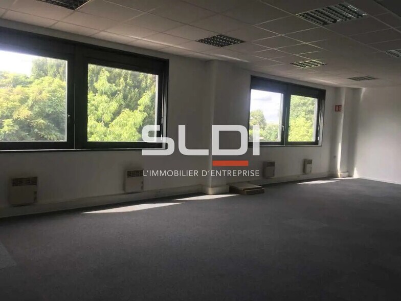 Bureau dans Saint-Quentin-Fallavier à louer - Photo de l’immeuble – Image 3 sur 7