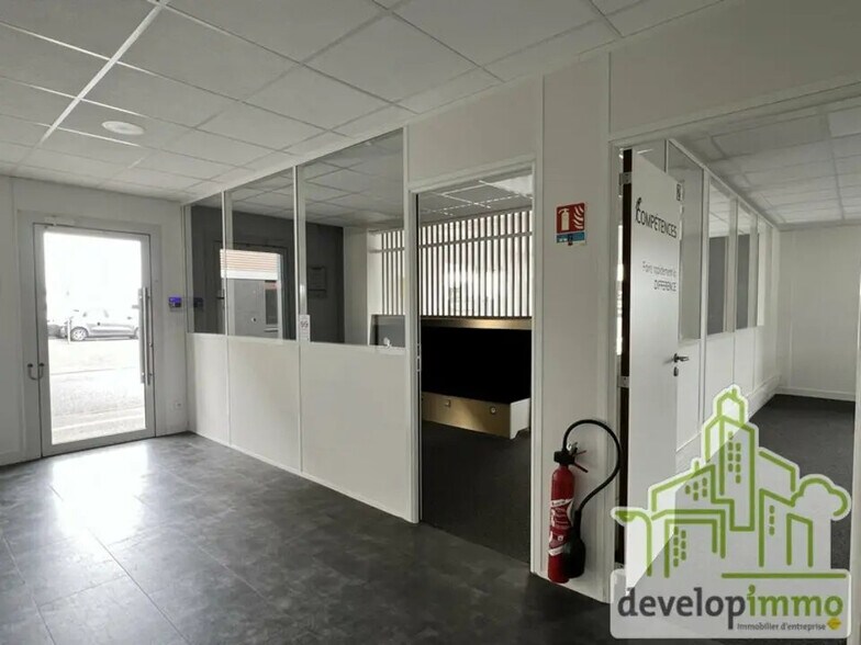 Local d’activités dans Mondeville à louer - Photo de l’immeuble – Image 3 sur 14