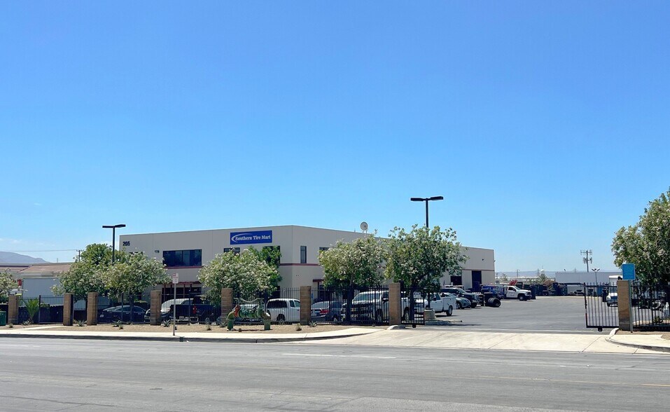 205 W Slover Ave, Bloomington, CA à louer - Photo de l’immeuble – Image 2 sur 7