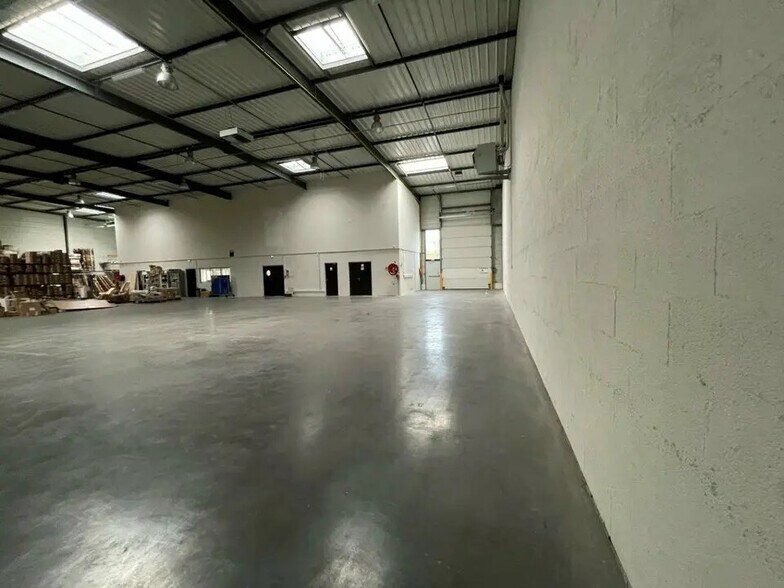 Local d’activités dans Saint-Priest à louer - Photo de l’immeuble – Image 3 sur 12