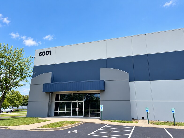 6001 National Tpke, Louisville, KY à louer - Photo de l’immeuble – Image 1 sur 1
