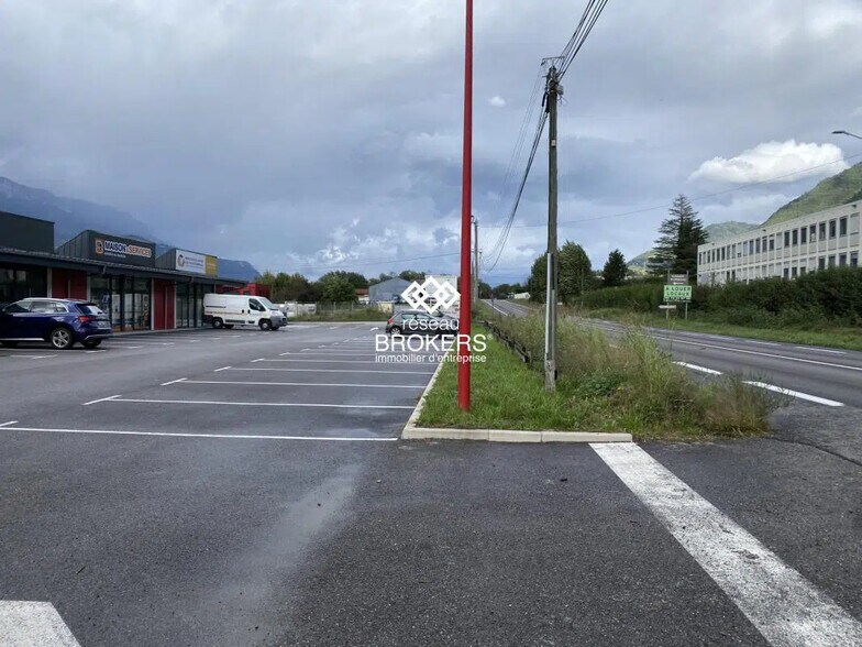 Local commercial dans Goncelin à louer - Photo de l’immeuble – Image 2 sur 3