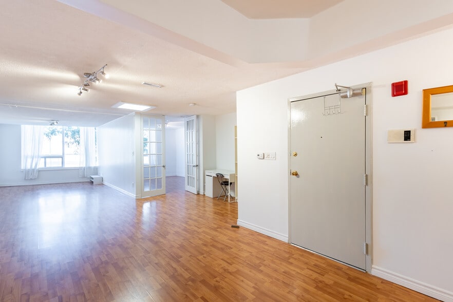 2963 Dundas St W, Toronto, ON à vendre - Photo intérieure – Image 3 sur 28