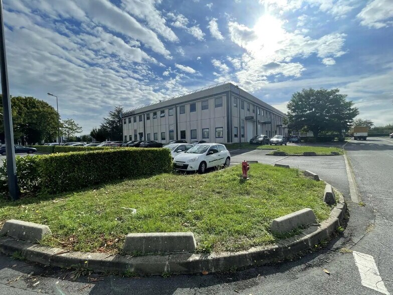 Local d’activités dans Villebon-sur-Yvette à louer - Photo de l’immeuble – Image 1 sur 3