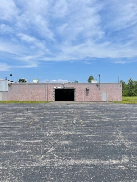 8061 Erie Rd, Derby, NY à louer - Photo de l’immeuble – Image 1 sur 11