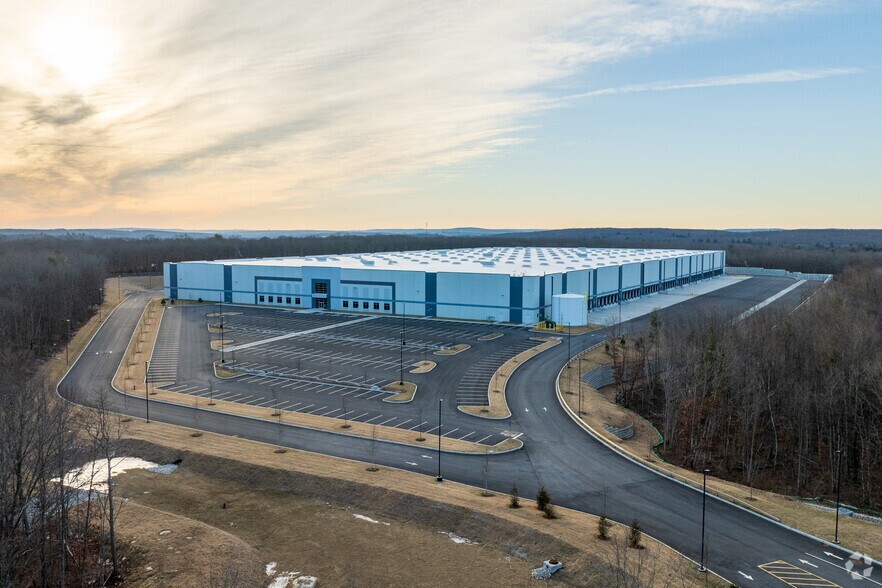 139 Campanelli Dr, Uxbridge, MA à louer - Photo de l’immeuble – Image 1 sur 9