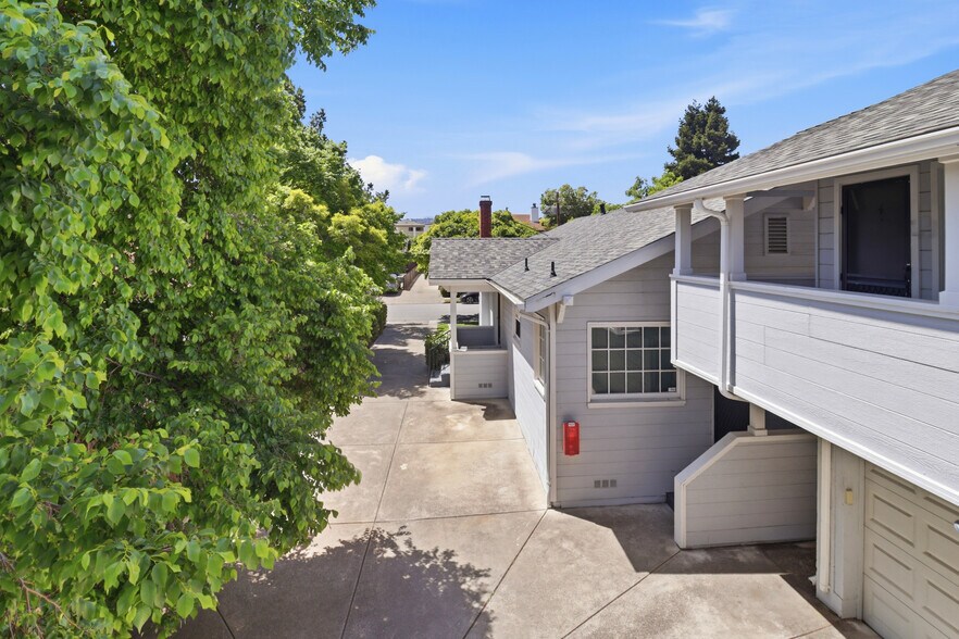 1120 Chula Vista Ave, Burlingame, CA à vendre - Photo de l’immeuble – Image 2 sur 11