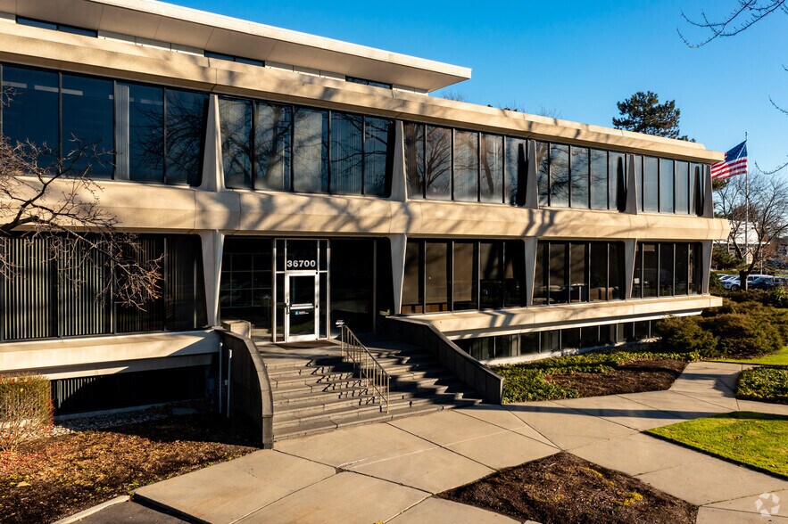 36700 Woodward Ave, Bloomfield Hills, MI à louer - Photo de l’immeuble – Image 3 sur 5
