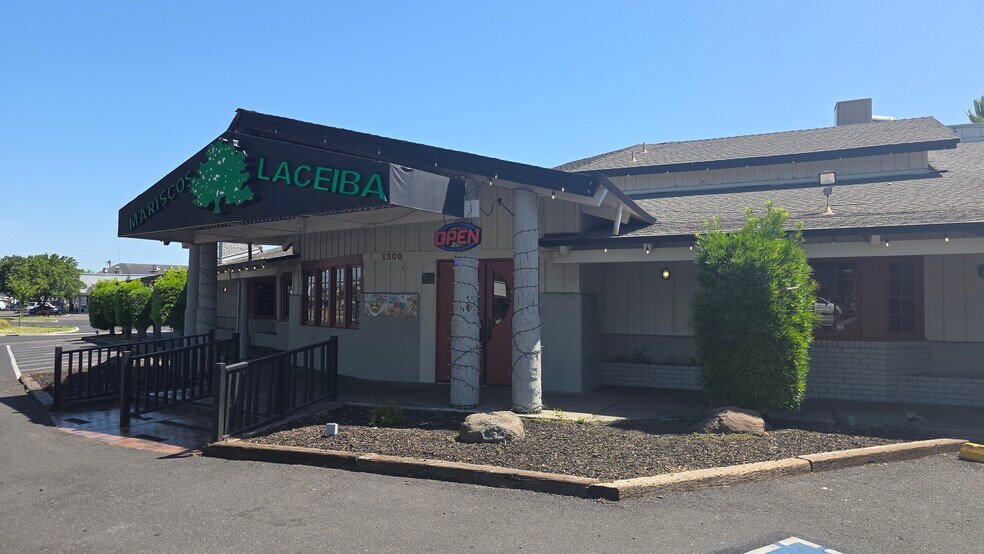 1300 McHenry Ave, Modesto, CA à vendre - Photo de l’immeuble – Image 2 sur 18