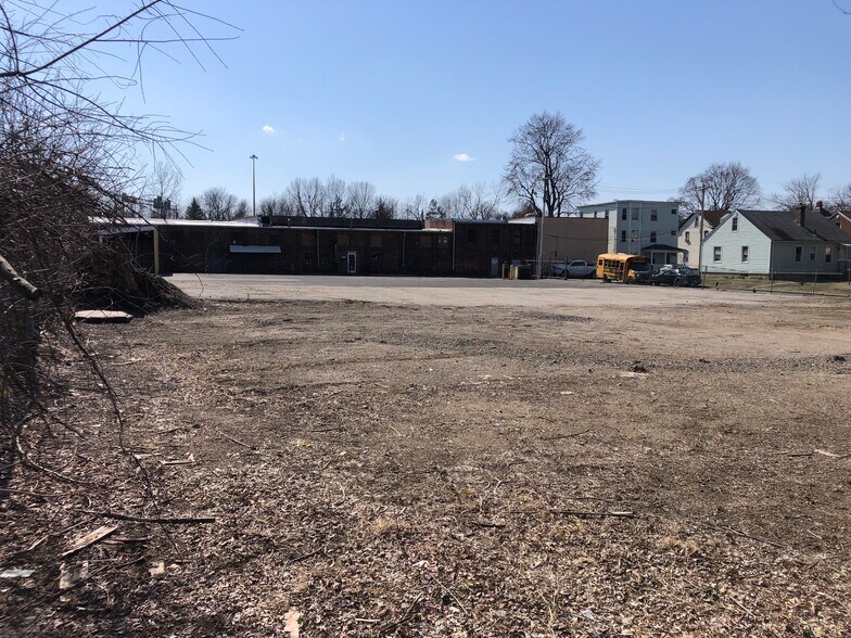 66 Perrault St, Chicopee, MA à vendre - Photo de l’immeuble – Image 2 sur 10