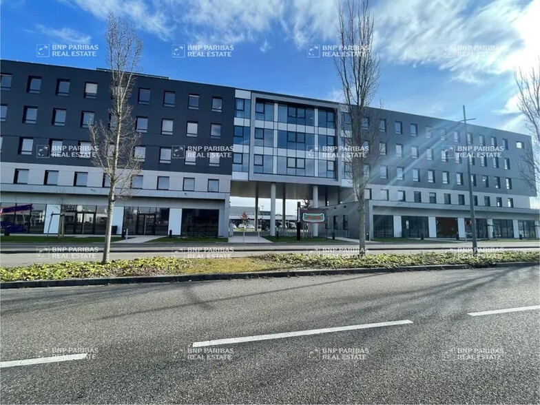 Local commercial dans à louer - Photo de l’immeuble – Image 3 sur 27