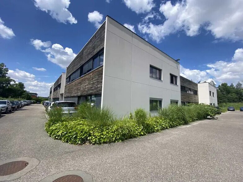 97 Allée Alexandre Borodine, Saint-Priest à louer - Photo de l’immeuble – Image 2 sur 16