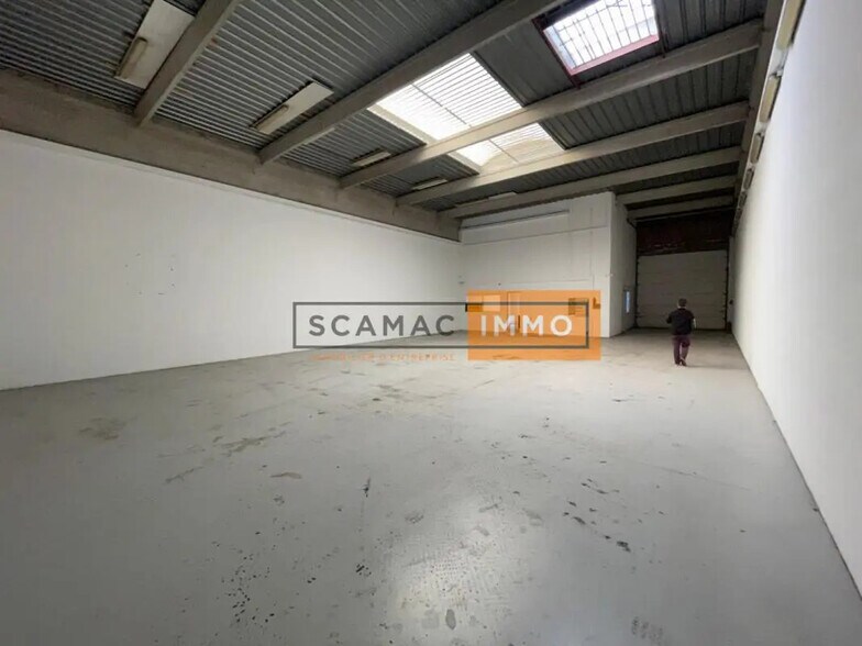 Bureau dans à louer - Photo de l’immeuble – Image 1 sur 7