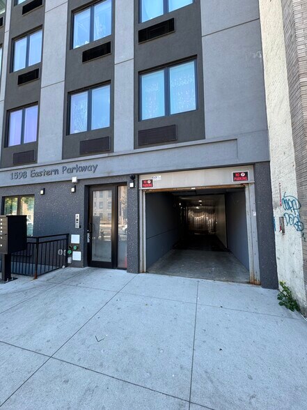 1598 Eastern Pky, Brooklyn, NY à louer - Photo de l’immeuble – Image 1 sur 13