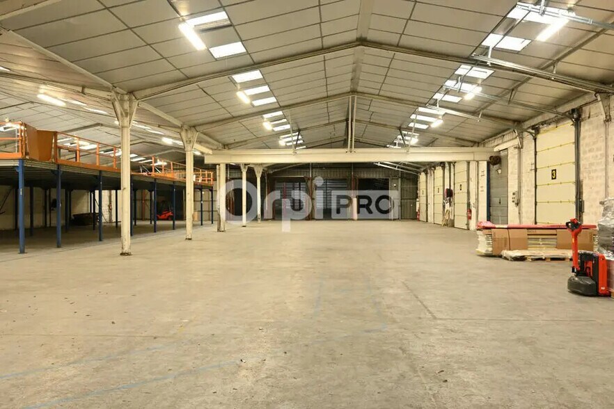 Industriel/Logistique dans Saint-Priest à louer - Photo de l’immeuble – Image 3 sur 8