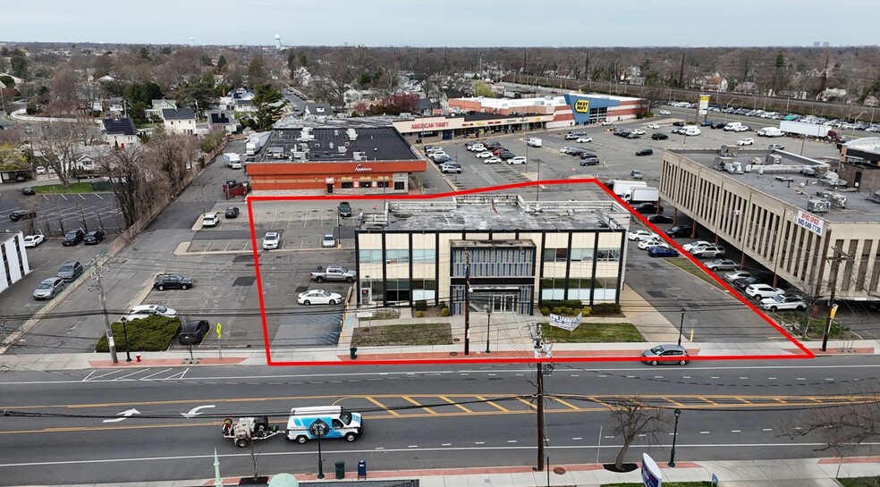 2300 Grand Ave, Baldwin, NY à vendre - Photo de l’immeuble – Image 1 sur 26