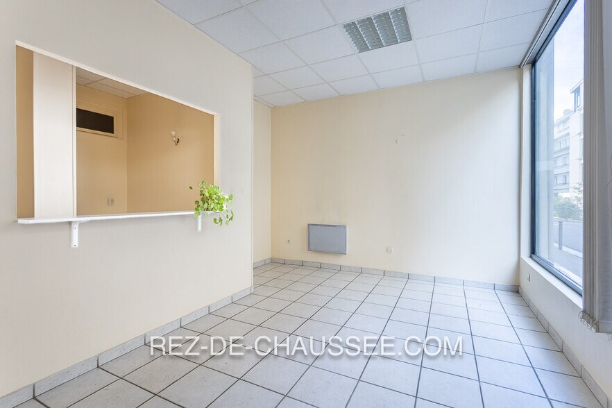 Local commercial dans Paris à vendre - Photo de l’immeuble – Image 2 sur 12