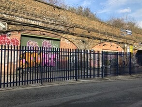 Pedley Street st, Londres à louer Photo de l’immeuble– Image 1 sur 4