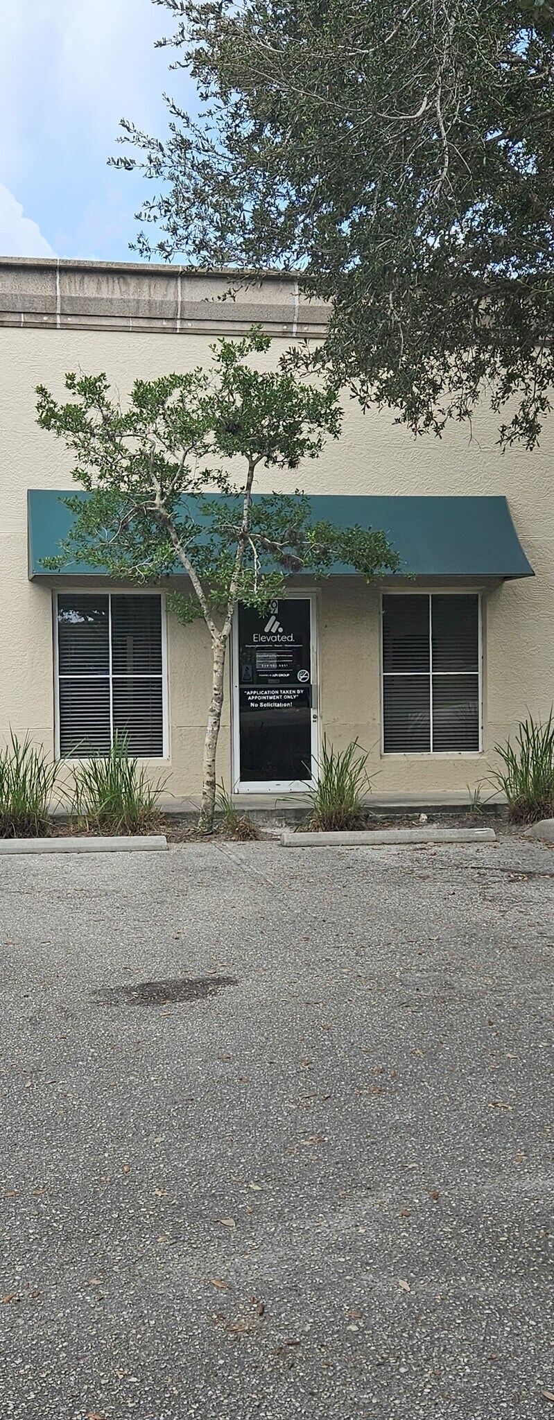 1076 Business Ln, Naples, FL à louer Photo de l’immeuble– Image 1 sur 12