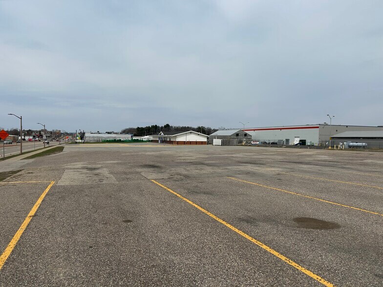 1825 E Main St, Reedsburg, WI à vendre - Photo de l’immeuble – Image 2 sur 7