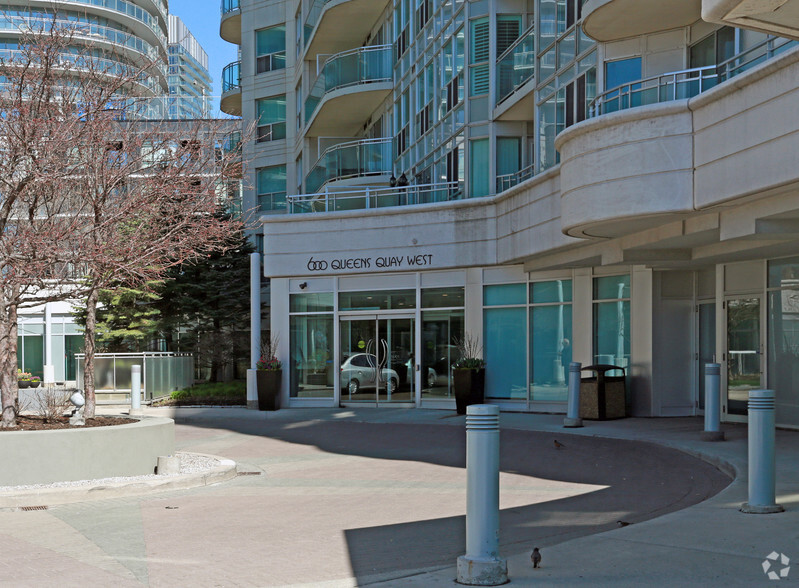 600 Queens Quay Blvd W, Toronto, ON à vendre - Photo de l’immeuble – Image 2 sur 5