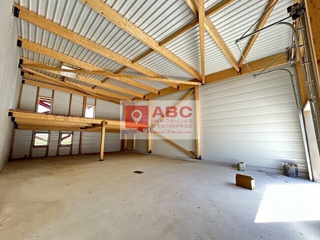 Plus de détails pour Local d’activités à vendre
