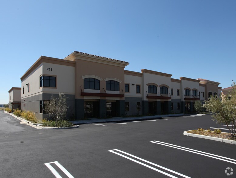 735 W Ventura Blvd, Camarillo, CA à louer - Photo principale – Image 1 sur 3