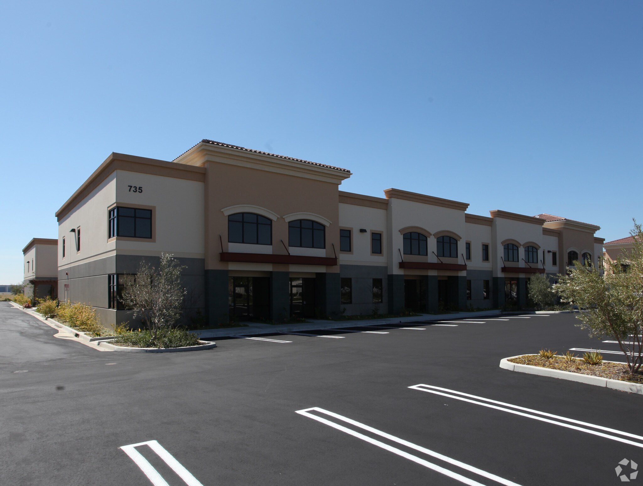 735 W Ventura Blvd, Camarillo, CA à louer Photo principale– Image 1 sur 4