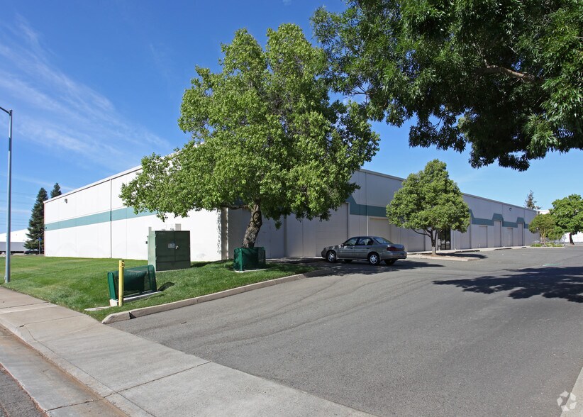 8401 Rovana Cir, Sacramento, CA à louer - Photo de l’immeuble – Image 2 sur 15