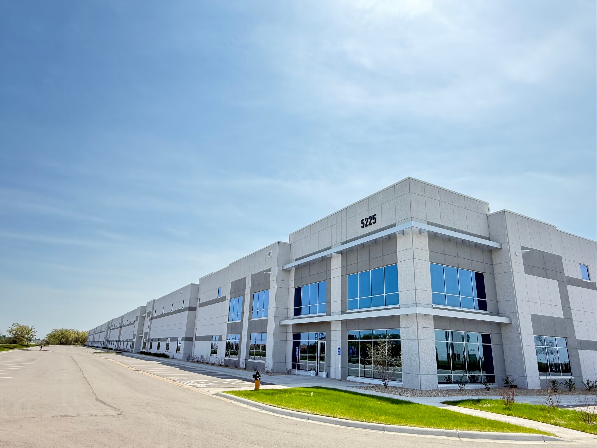 5225 Dean Lakes Blvd, Shakopee, MN à vendre Photo de l’immeuble– Image 1 sur 5