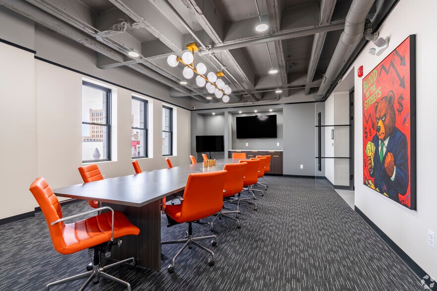 28 N Saginaw St, Pontiac, MI à louer - Photo de l’immeuble – Image 3 sur 23