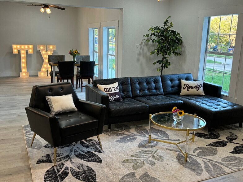 400 Oak St, Bryan, TX à louer - Photo de l’immeuble – Image 2 sur 25