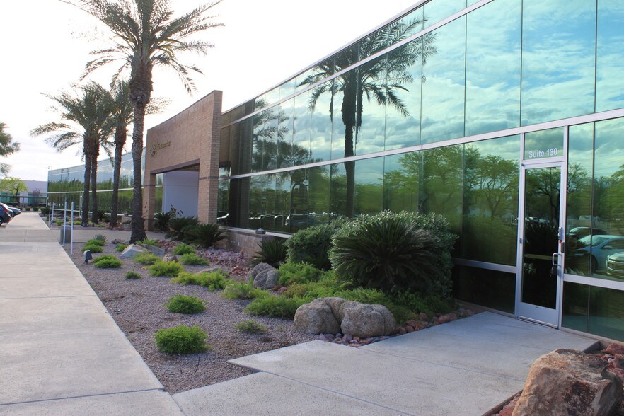 2411 W Rose Garden Ln, Phoenix, AZ à louer - Photo de l’immeuble – Image 3 sur 6