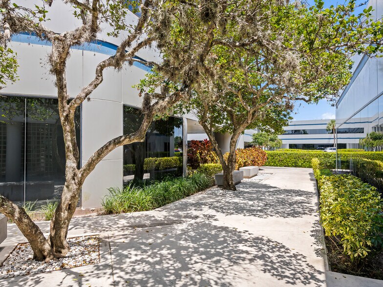 3333 W Commercial Blvd, Fort Lauderdale, FL à vendre - Photo de l’immeuble – Image 2 sur 8