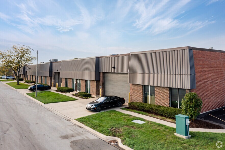 240-266 Eisenhower Ln N, Lombard, IL à louer - Photo principale – Image 1 sur 7