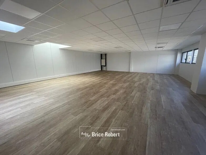 Bureau dans Rillieux-la-Pape à louer - Photo de l’immeuble – Image 2 sur 5