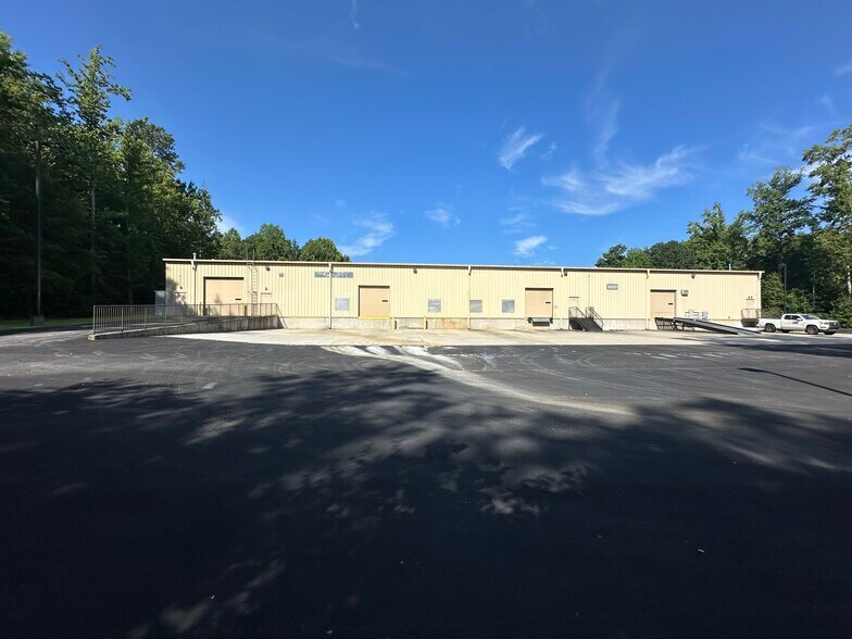 510 N Industrial Dr, Zebulon, NC à louer - Photo de l’immeuble – Image 3 sur 13