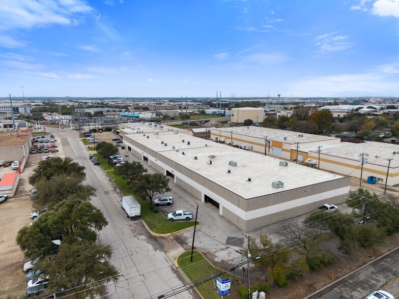 2435 Squire Pl, Farmers Branch, TX à louer - Photo de l’immeuble – Image 3 sur 13