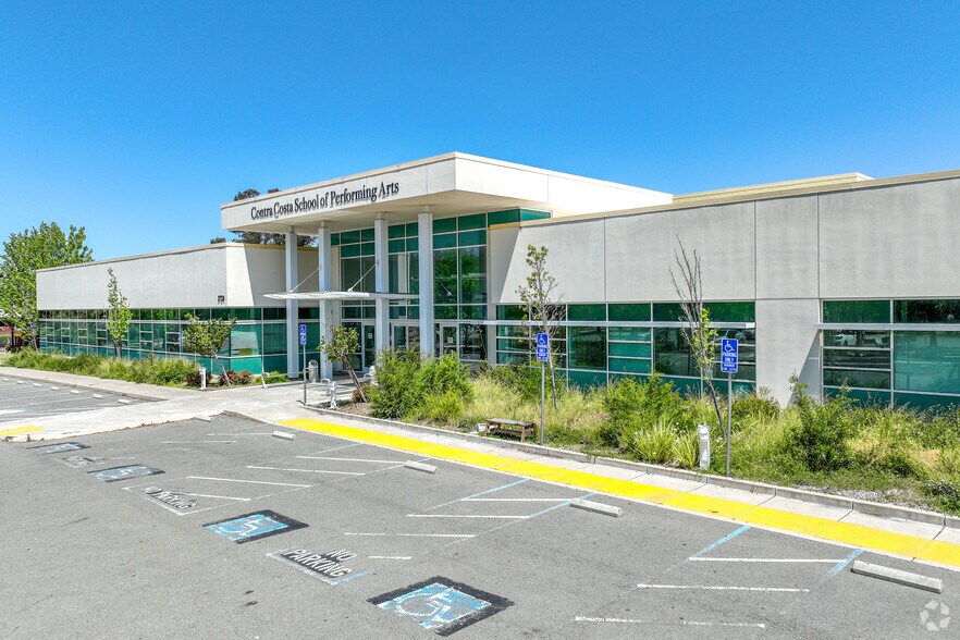 2730 Mitchell Dr, Walnut Creek, CA à vendre - Photo de l’immeuble – Image 1 sur 6